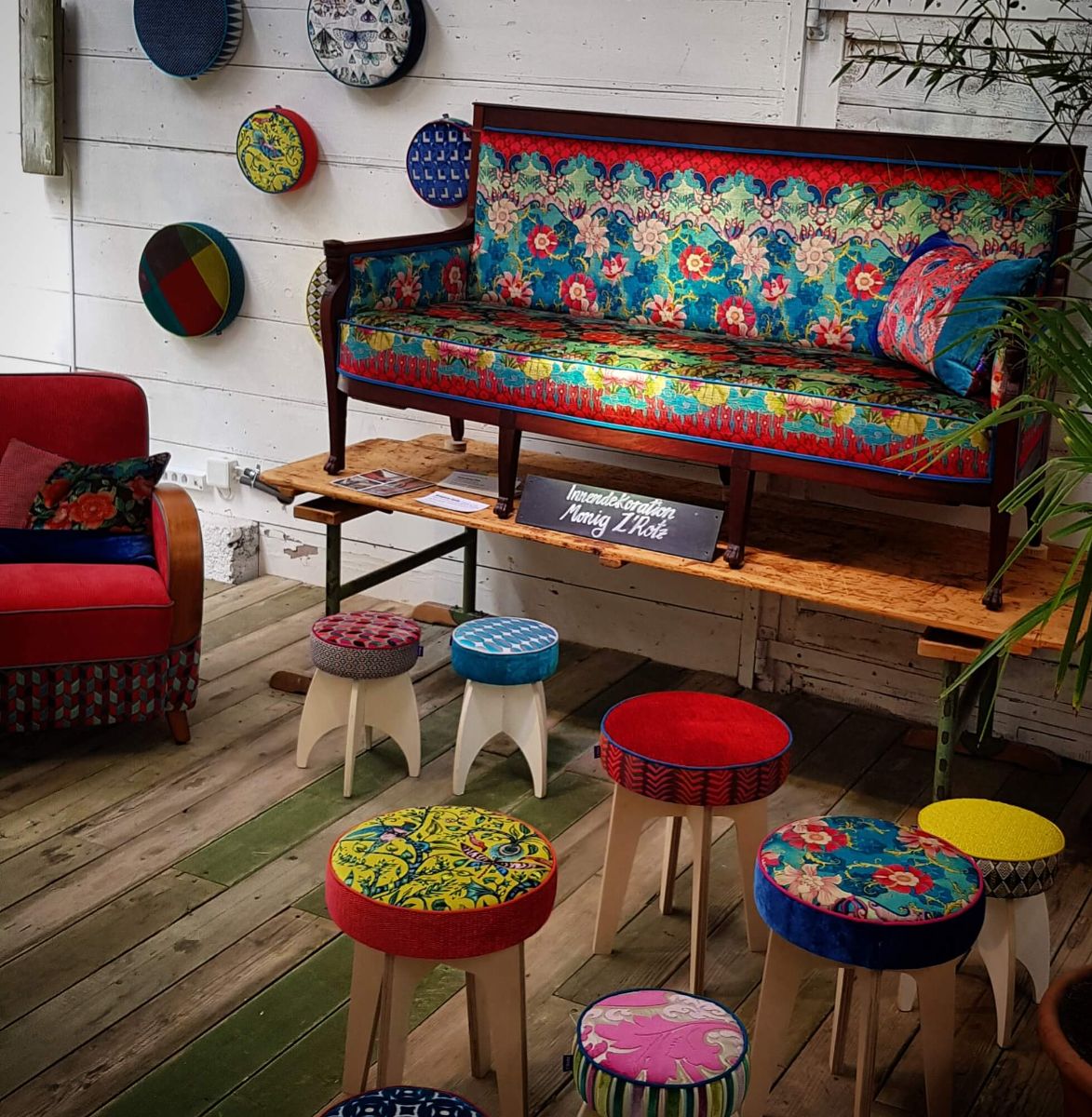 Empire Sofa, Design Monig Z'Rotz mit Stoff von Osborn