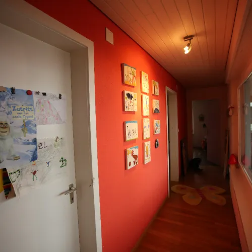 Persönliches Farbkonzept für einen Korridor