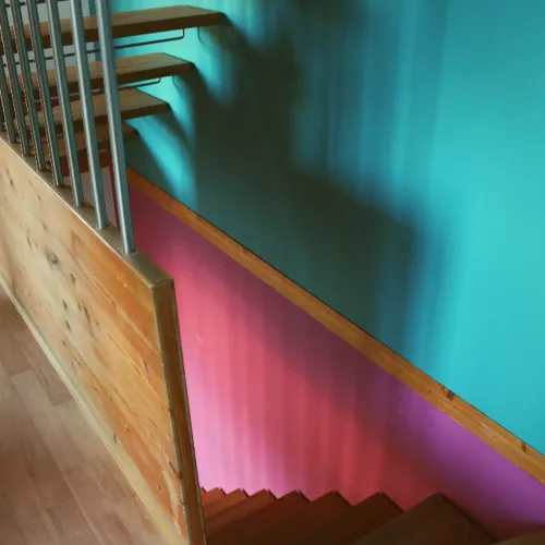 Wohnberatung Luzern für ein offenes Treppenhaus mit persönlichen Lieblingsfarben