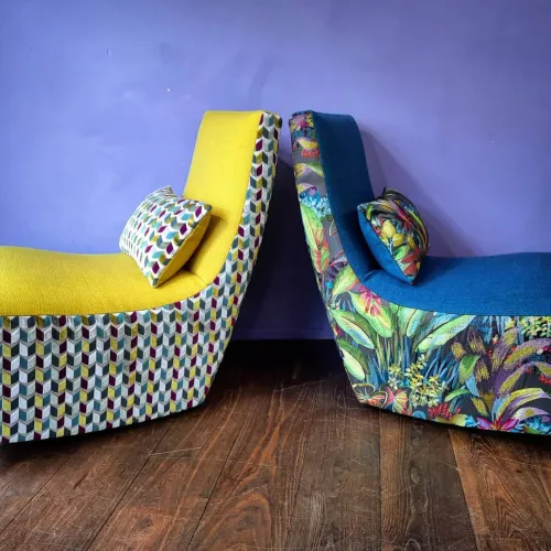 Zwei Sessel von de Sede zu neuem Leben erweckt mit blauem und gelbem Wollstoff