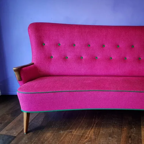 50er Sofa komplett saniert, in Pink bezogen mit grünen Polsterknöpfen