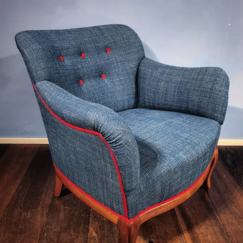 60er-Jahr Sessel mit blauem Wollstoff von Svensson mit Liebe zum Detail ein rotes Keder als Abschluss