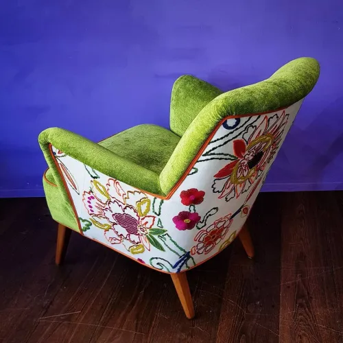 Polsterei Luzern, 60er-Jahr Sessel vorne in frechem Grün und hinten mit floral bestickter Leine 