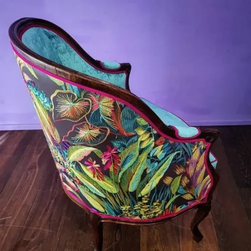 Bergère Louis XV in elegantem Kleid mit ausgefallenem, besticktem Rücken