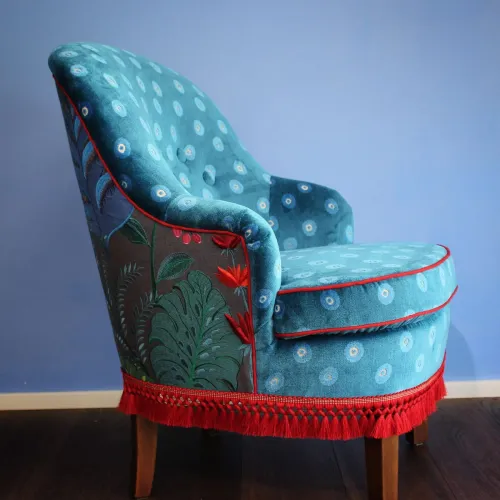 Bergère neu gepolstert, Bezug blauer Velours, Abschluss Keder und Quasten in Rot 