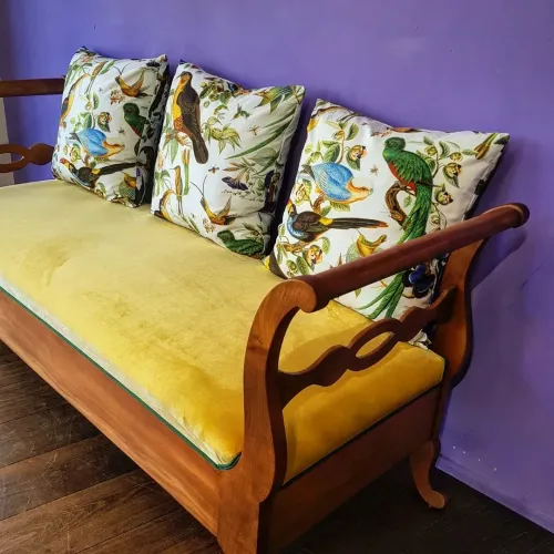 Biedermeier-Bank neu gepolstert, Holz restauriert, Bezug frecher Velours und Vogel-Zierkissen aus Madrid