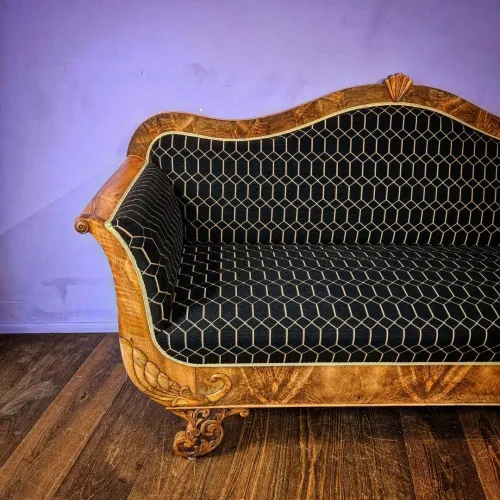  Biedermeiersofa komplett neu gepolstert, Holz restauriert und in edlem schwarz-glodigem Epingle bezogen