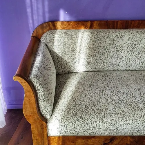Biedermeiersofa neu gepolstern und mit edlem beigem Velours neu geboren