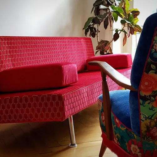 Daybed Ernst Ambühler 1957, komplett neu aufgepolstert und in rotem Velours bezogen