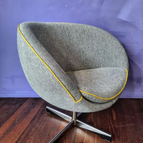  Drehsessel, grauer Wollstoff von Kvadrat mit Zitronem gelben Keder verfeinert