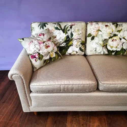 Edles Sofa mit Pierre Frey Stoff und Zierkissen von Designers Guild