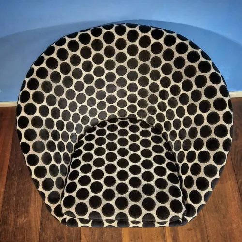 Einfacher Drehsessel mit gepunktetem Stoff zu einer Exklusivität erweckt