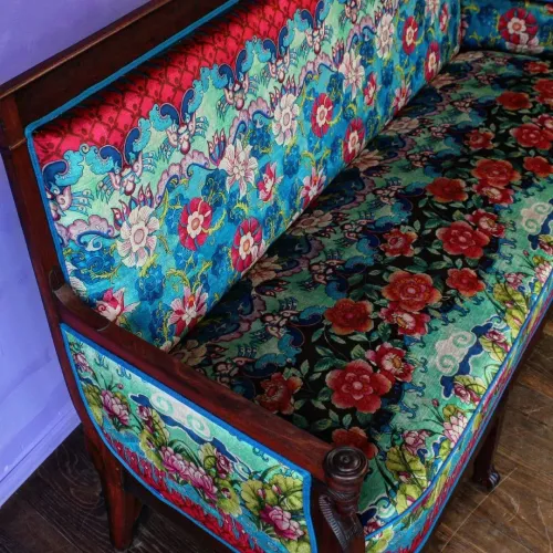 Empire Sofa, gekauft von einem Jenischen, Holz komplett restauriert, neu gepolstern und mit einem edlen Stoff in Szene gesetzt