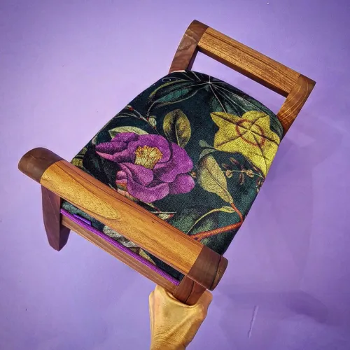  Omas Fusschemel mit floralem Velours