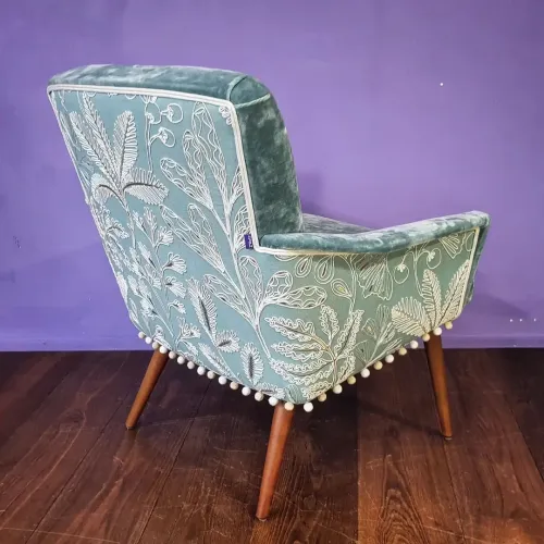 60er-Jahr Sessel gepolstert mit hellblauem Velours, besticktem Rücken und weisse Pompons 