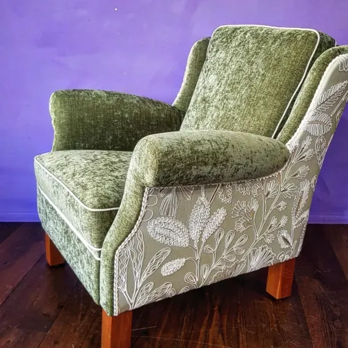 Lieblings-Sessel neu geboren in grünem Chhenille und bestickter Leinen-Kombi