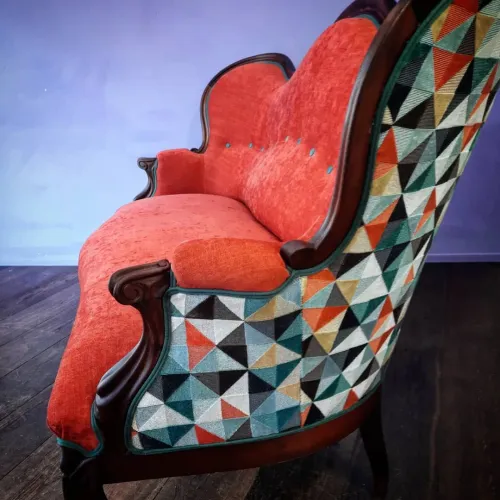  Louis Philippe Sofa neu gepolstert und mutig interpretiert mit orangem Chenille- und geometrischem Epingle-Kombi