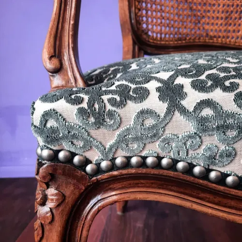 Polsterei Luzern, Louis XV Sessel mit silbrigen Ziernägel von Houlès