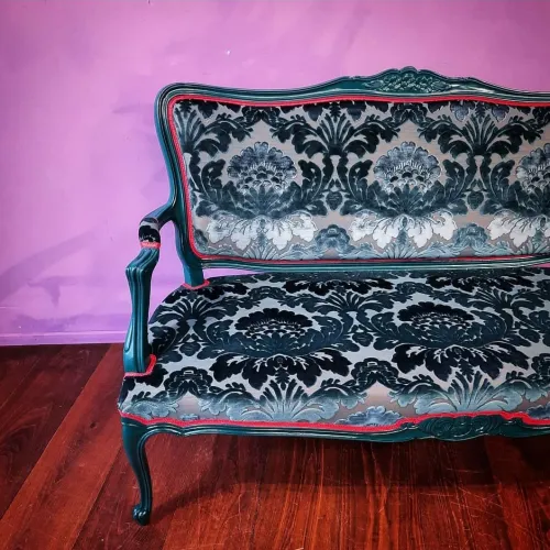 Louis XV Sofa in edlem Velours von Nobilis, Abschluss Keder pink