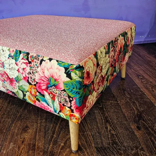 Polsterei Luzern, moderner Hocker in blumigem Kleid