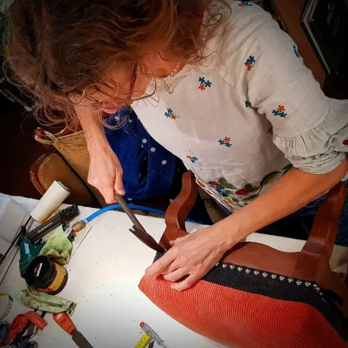 Polsterei Luzern Monig Z'Rotz, Ziernägel anbringen, 