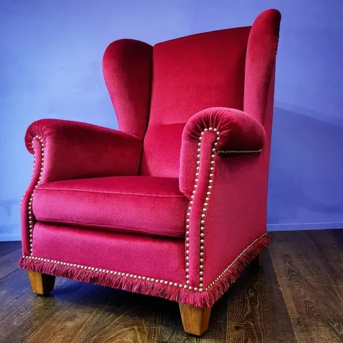 Opas Ohrensessel aus den 50er-Jahren neu gepolstert, roter Mohaire-Velours, mit Messing-Ziernägel