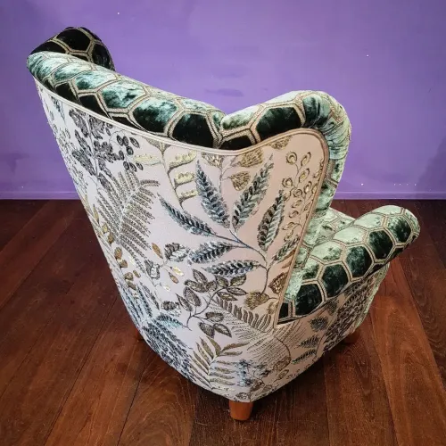 Ohrensessel 70er-Jahre neu gepolstert mit besticktem Rücken