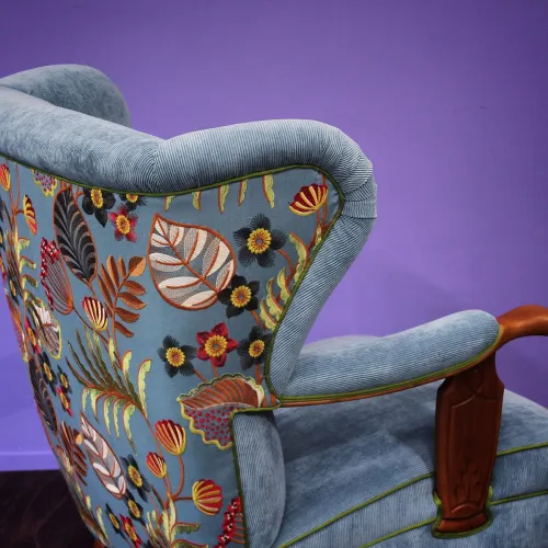 Polsterei Luzern, Ohrensessel mit blauem Manchester und bestickter Leine