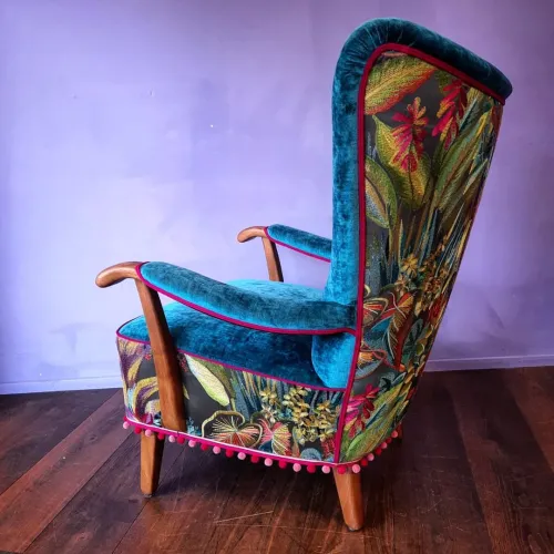 Neu gepolstert, 60er Sessel, vorne in Velours, hinten bestickte Baumwolle von Matthew Williamson