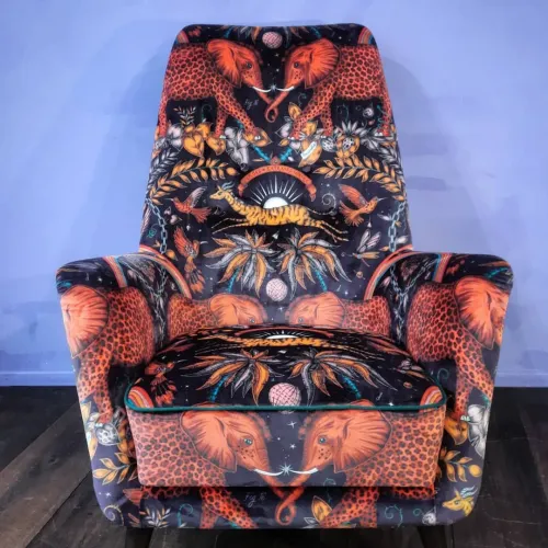  Sessel aus den 60er-Jahren mit bedrucktem Fantasy-Samt und Elefanten-Motiv von Emma
