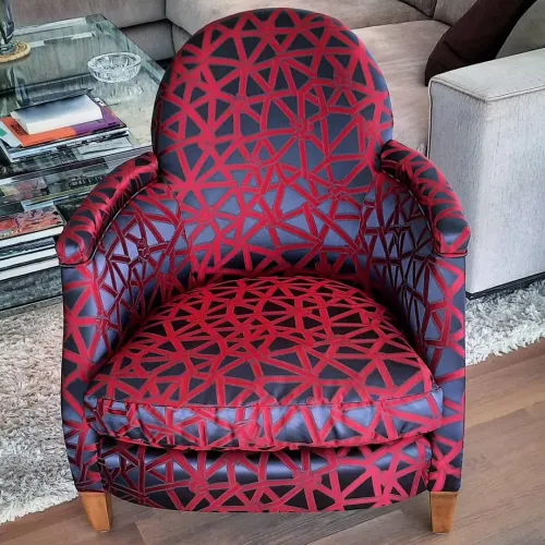 Eleganter Sessel mit modernem Seidendamast