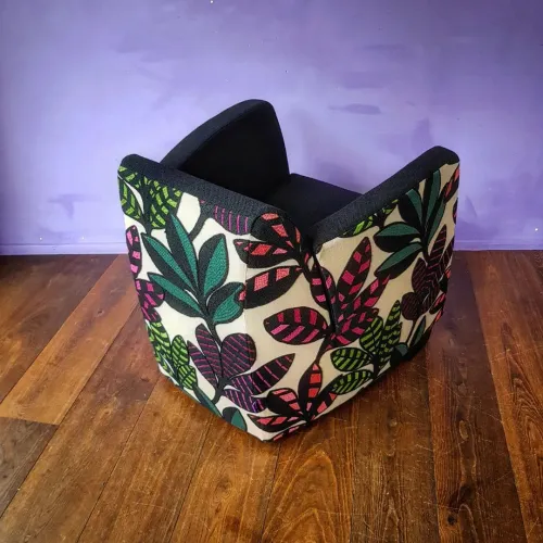 Sessel Team by Wellis CH-Design, neu geboren mit bestickter Leine von Christian Lacroix