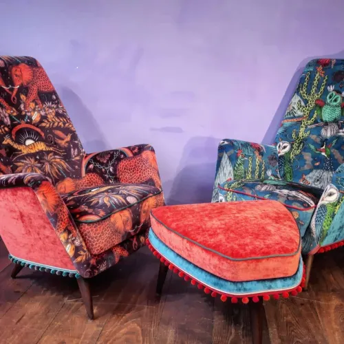  Sessel- und Hockerensemble aus den 60er-Jahren mit bedrucktem Fantasy-Samt von Emma