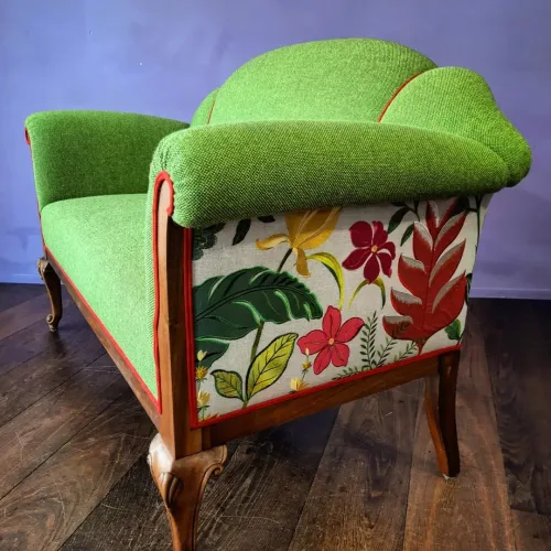 Sofa-Erbstück, Holz restauriert und Sofa neu aufgeposltert, Wollstoff und bestickte Leine, Matthew Williamson