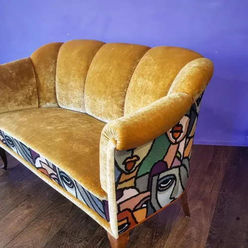 Sofarücken mit Pfeiffen in edlem Velours, hinten mit besticktem Stoff 