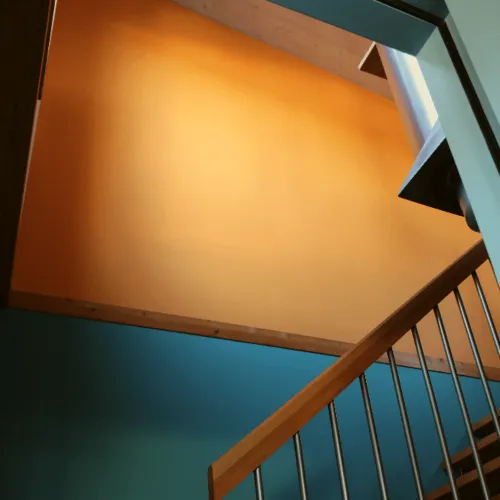 Wohnberatung Luzern für ein offenes Treppenhaus mit persönlichen Farben