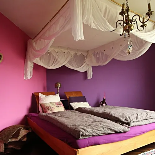 Farbkonzept in Luzern für ein romatisches Schlafzimmer