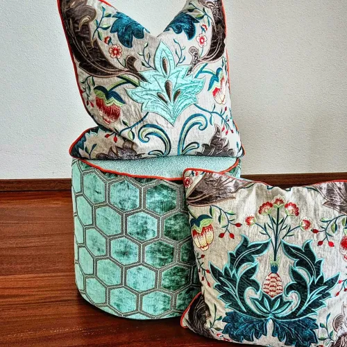 Zierkissen und Hocker nach Mass mit exklusiven Stoffen 